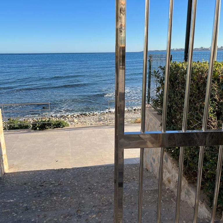 Residencial salida directa al mar. Grandes vistas - Three-Bedroom Apartment - 38