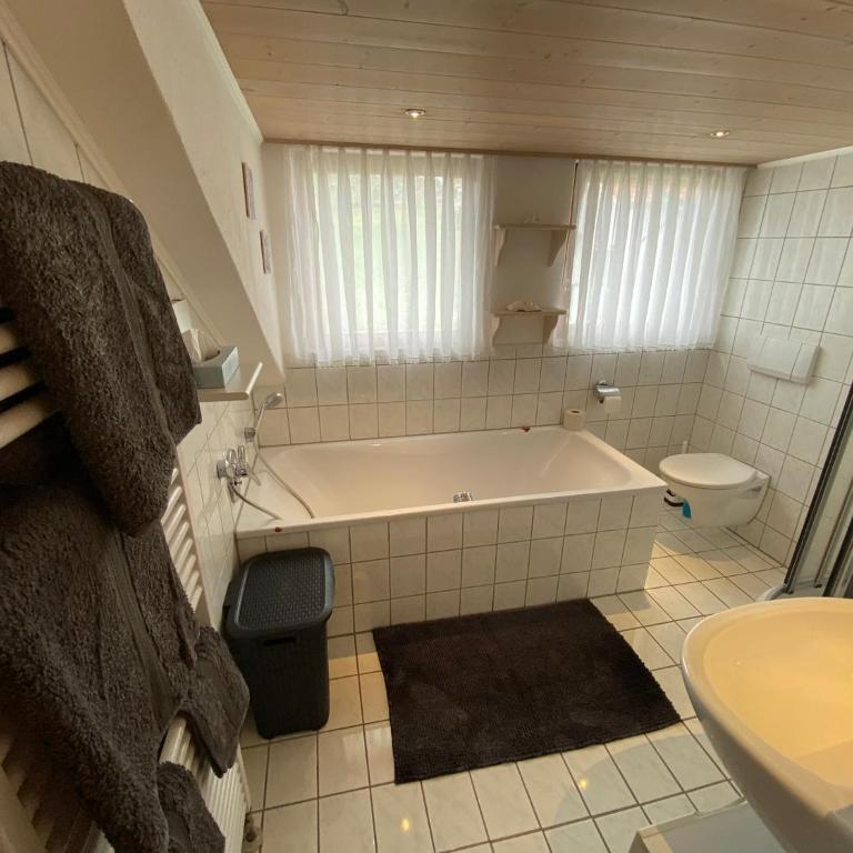 Direkt am Hopfensee- große Ferienwohnung - Apartment mit 1 Schlafzimmer - 24