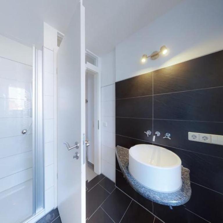 Spacious 4 Bedroom Apartment near City Center - Apartment - 2