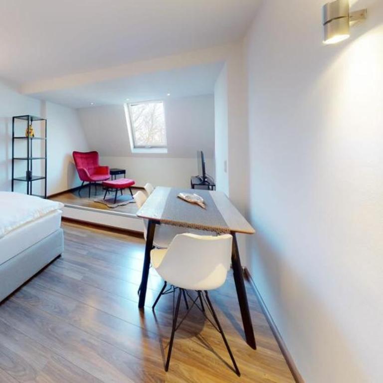Spacious 4 Bedroom Apartment near City Center - Apartment - 5