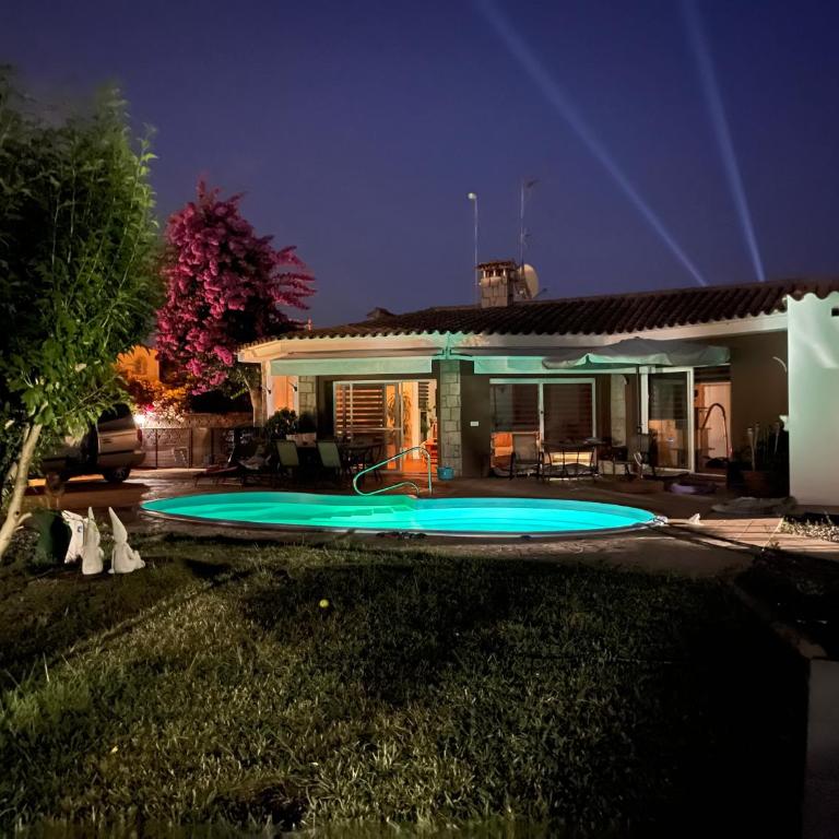 Casa Requesens, freiligendes Ferienhaus, komplett erschlossen - Casa de 3 dormitorios - 1