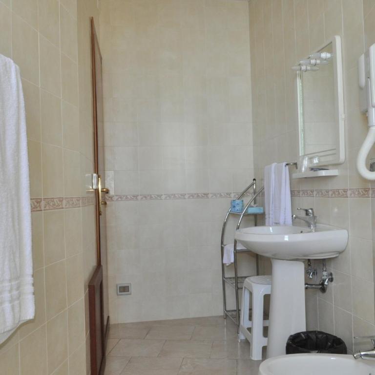 Hotel Condor - Double Room with Extra Bed and Sea View - 1
