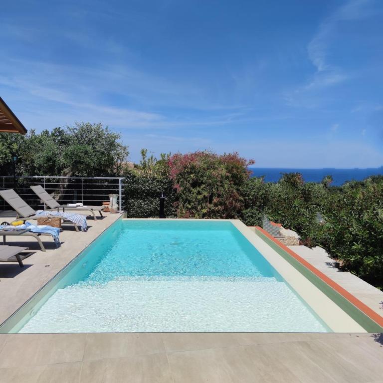 SEASIDE VILLA - Heated Pool with Whirlpool, Lush Garden, WI-FI, near the Beach - Villa con Vista Mare - 2