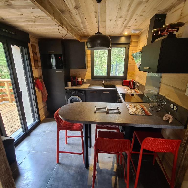 Le Refuge perché du saut de la bourrique, SPA, terrain clôturé, bordure de forêt - Chalet 2 Chambres - 22
