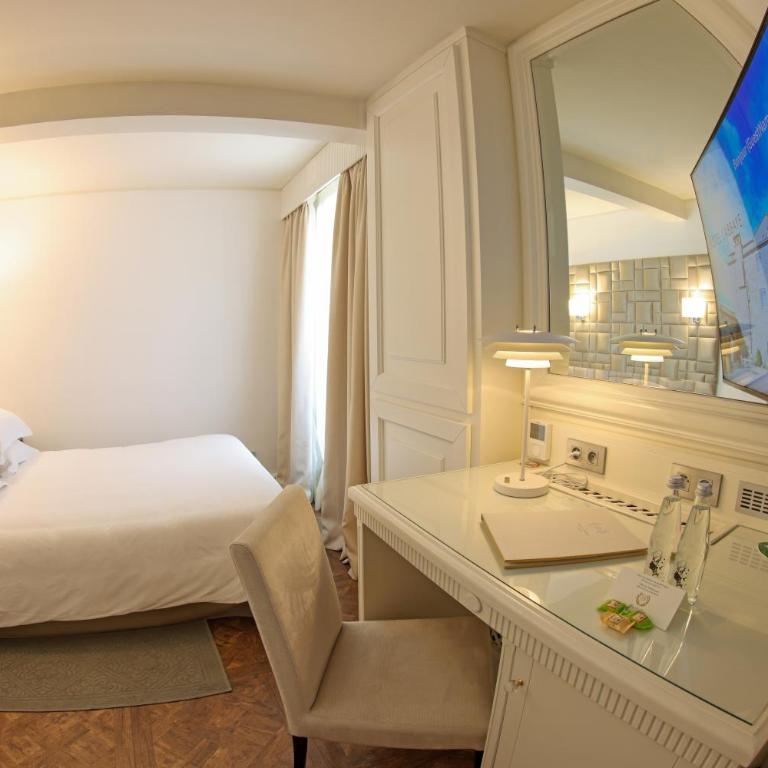 Hôtel L'Abbaye - Chambre avec Terrasse - Vue sur Citadelle et Mer - 4