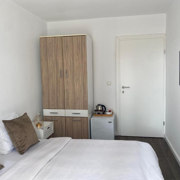 Veselinka Apartments & Rooms - Double Room with Private External Bathroom - 4