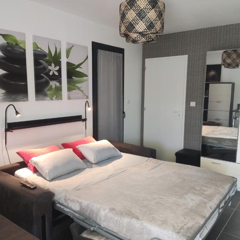 Villa Maya Blanca entre côte d́́́ Azur et gorges du Verdon et recharge voiture électrique - Studio - Vue sur Piscine - 18