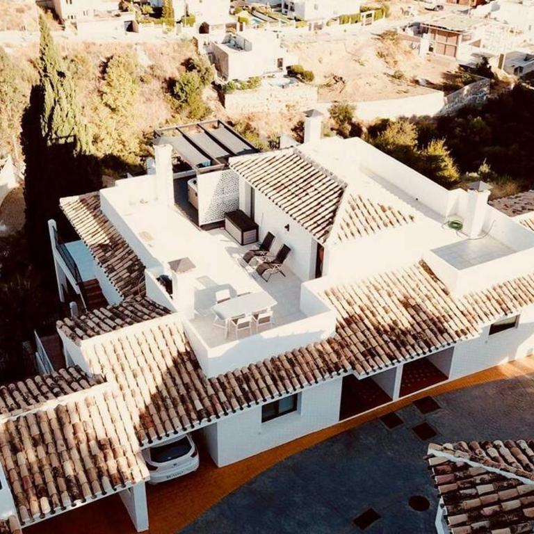 3 Bedroom Semi Detached Villa with Stunning Views! - Three-Bedroom Apartment - 5