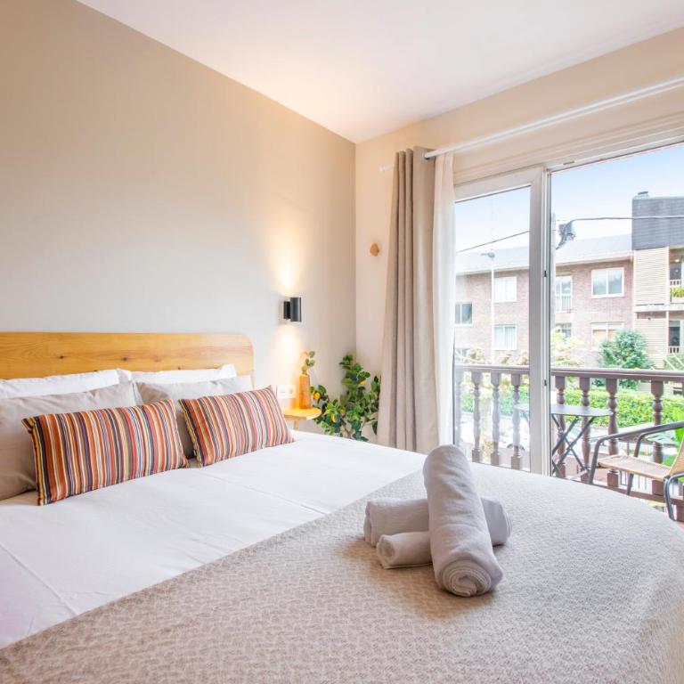 Hotel Donosti - Habitación con cama grande y balcón - 1