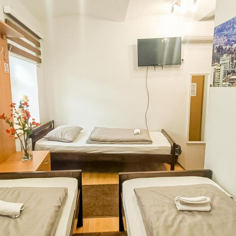 Bascarsija Guesthouse - Private Bath, TV & AirCon - Trokrevetna Soba sa Sopstvenim Kupatilom - 2