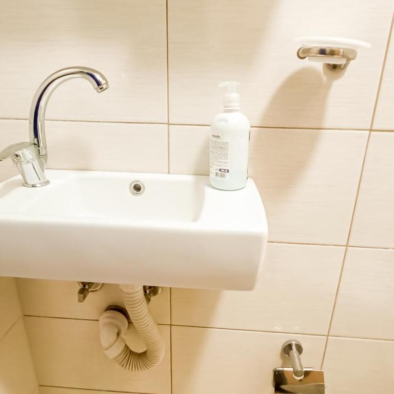 Bascarsija Guesthouse - Private Bath, TV & AirCon - Trokrevetna Soba sa Sopstvenim Kupatilom - 3