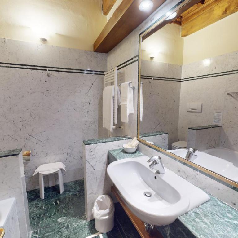 Hotel Palazzo Squarcialupi - Camera Comfort Matrimoniale/Doppia con Letti Singoli con Vista Città - 2