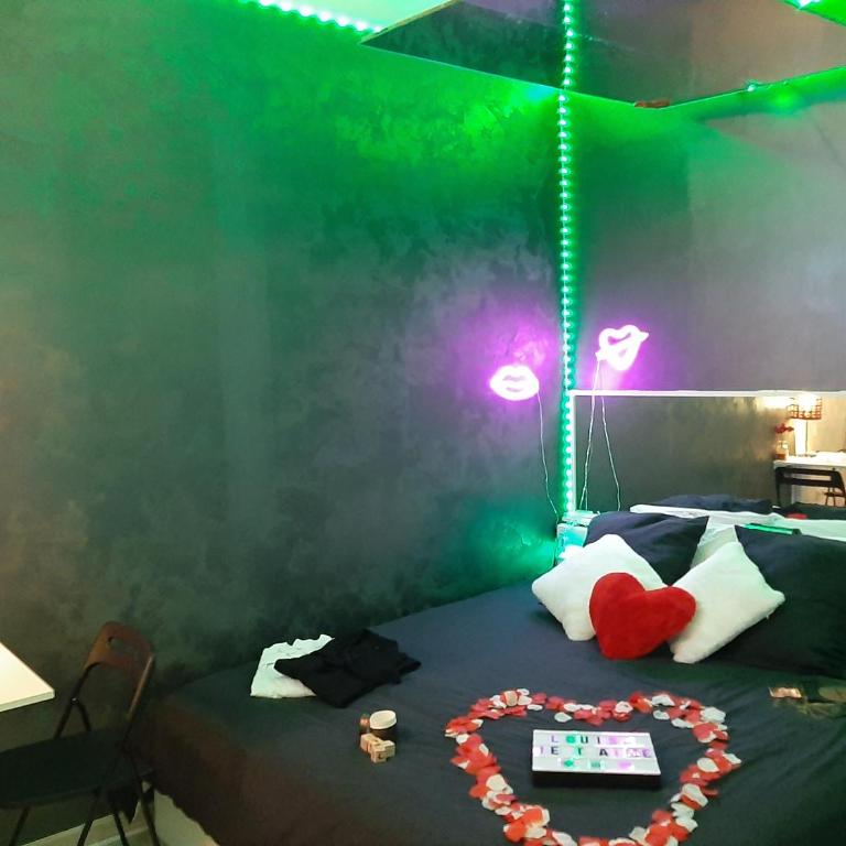 la loveRomantique chez loveroomtoulon, parking et wifi gratuits - Appartement 1 Chambre - 6