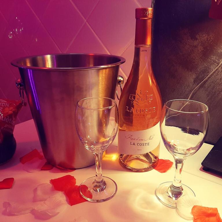 la loveRomantique chez loveroomtoulon, parking et wifi gratuits - Appartement 1 Chambre - 10