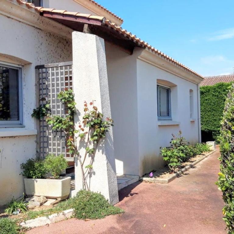 Maison spacieuse à Olonne-sur-Mer avec jardin clos, proche plages et commerces, idéale familles - FR-1-197-560 - Ferienhaus - 3