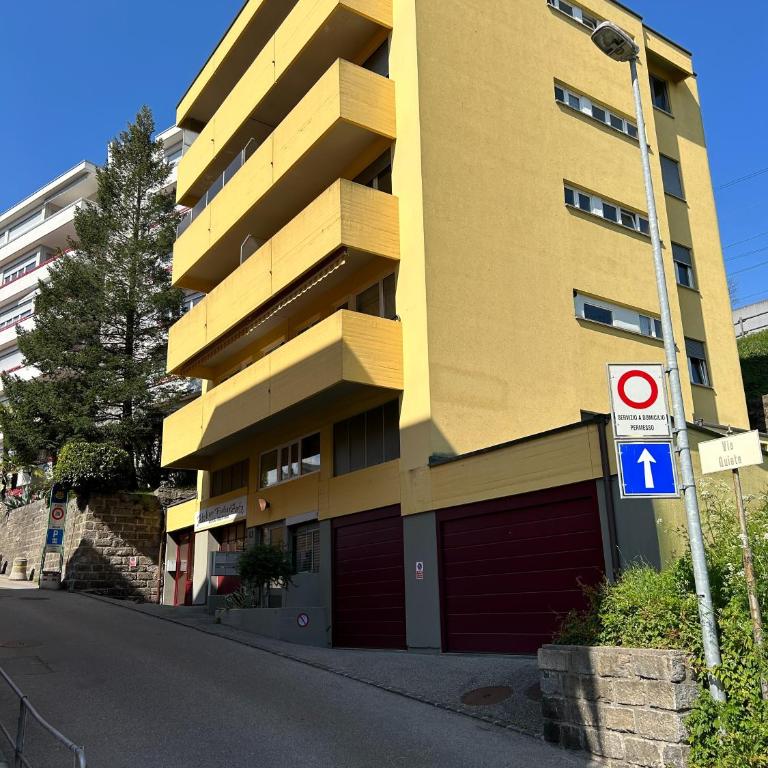 Central & Renovated Apartment - Near Train Station & City Center - Appartamento con 1 Camera da Letto - 2