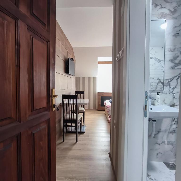 Studio Apartments Maksimović - Dvokrevetna Soba sa Zasebnim Krevetima - 4