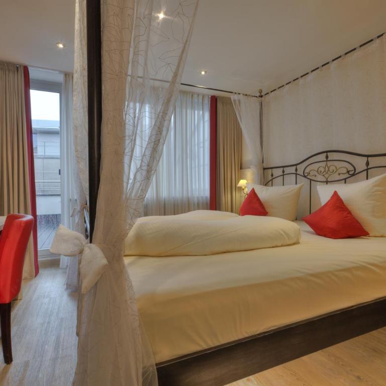 Hotel Condor - Zimmer mit Kingsize-Bett und Balkon - 1