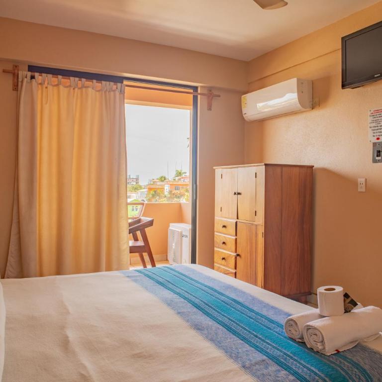 Hotel El Mirador - Habitación con cama extragrande y balcón - 9