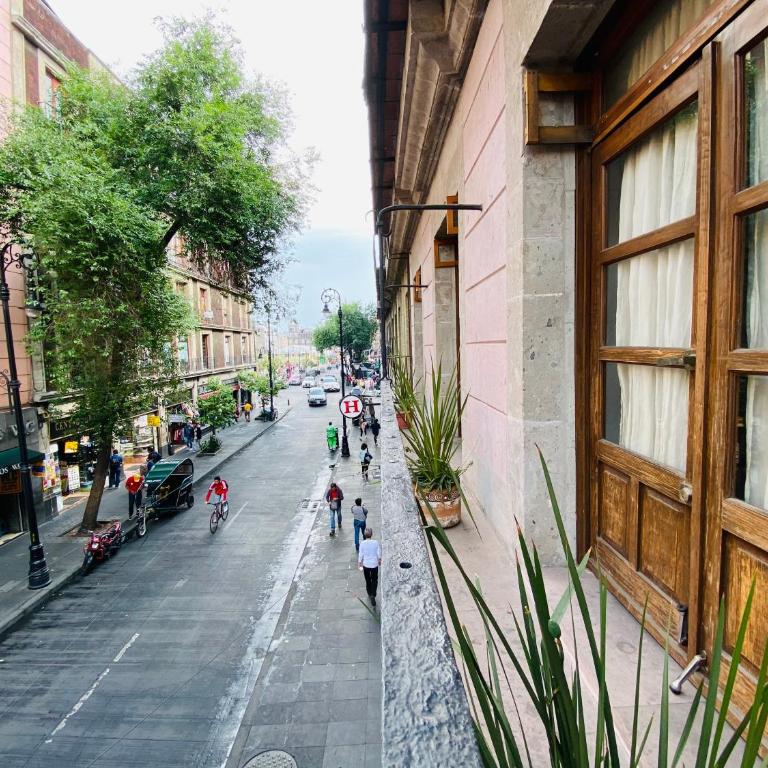 WHOST Hotel y Hostal - Quadruple Room with Balcony - 1