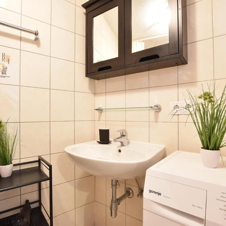 Hidden Gem in Central Innsbruck with free Parking - Apartment - 14
