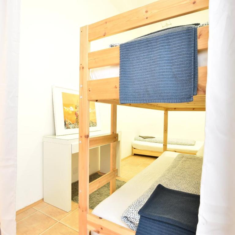 Big Wilten Apartment with free parking- Central and Peaceful - Apartment - 25