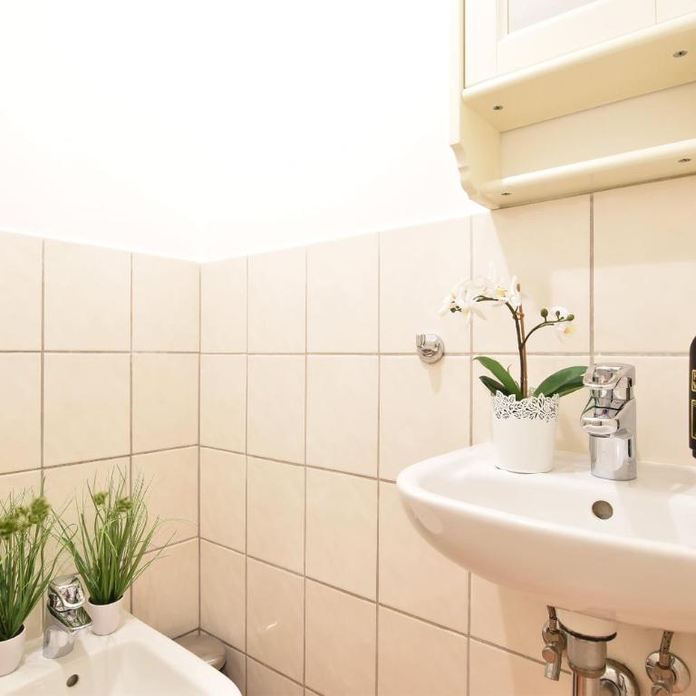 Big Wilten Apartment with free parking- Central and Peaceful - Apartment - 31