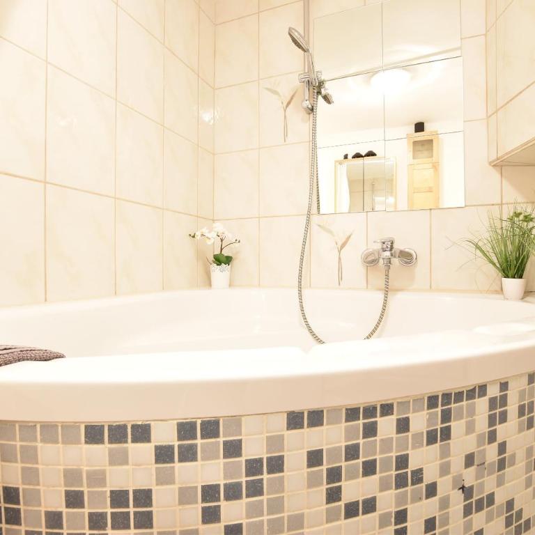 Big Wilten Apartment with free parking- Central and Peaceful - Apartment - 32