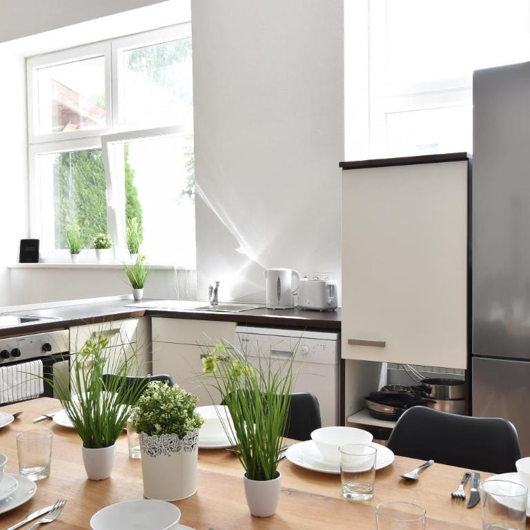Huge Apartment in Awesome Location with parking - Apartment - 10