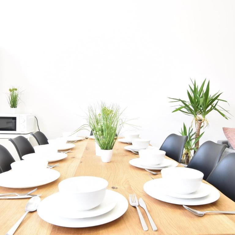 Huge Apartment in Awesome Location with parking - Apartment - 35