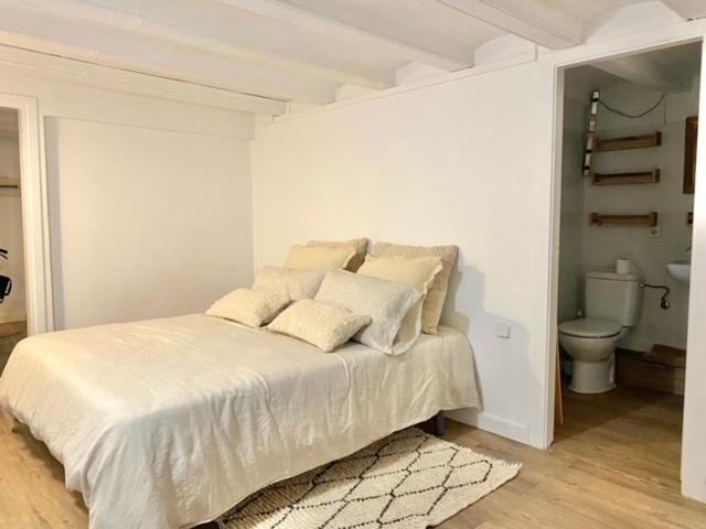 New design apartment in Barcelona center. - One-Bedroom Apartment - 9