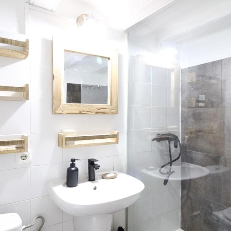 New design apartment in Barcelona center. - One-Bedroom Apartment - 17