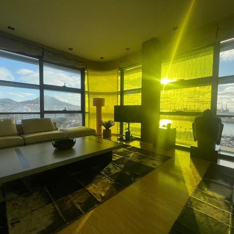 Luxury Family Beachfront Apartment - Three-Bedroom Apartment - 1