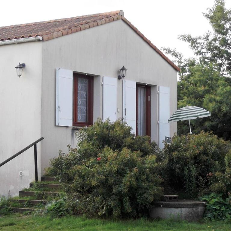 Maison individ. au calme, 1,5 km plage, grd terrain arboré, proche commerces, 1 ch., TV câble, animaux ok. - FR-1-22-238 - Casa de vacaciones (4 adultos) - 2
