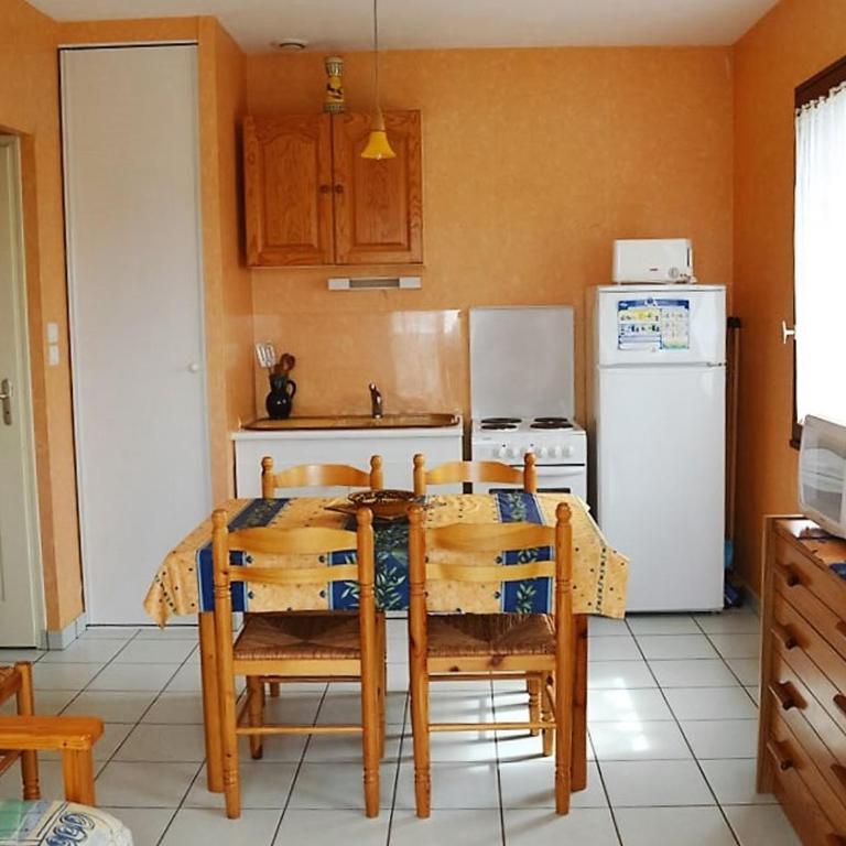 Maison individ. au calme, 1,5 km plage, grd terrain arboré, proche commerces, 1 ch., TV câble, animaux ok. - FR-1-22-238 - Casa de vacaciones (4 adultos) - 5