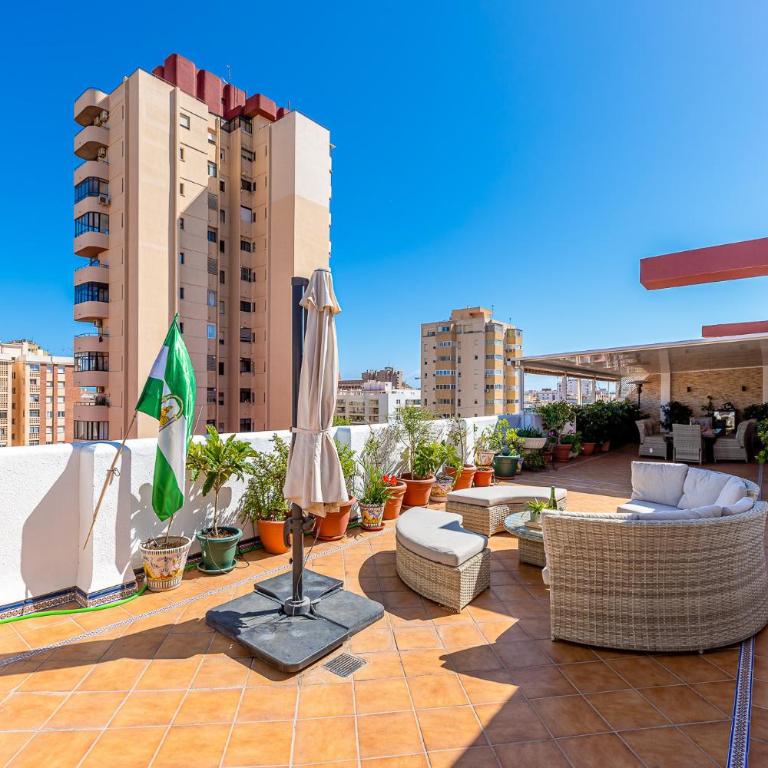 797 HOLIDAY RENTALS - Atico duplex en Fuengirola con espectacular terraza - Apartamento Dúplex - 3