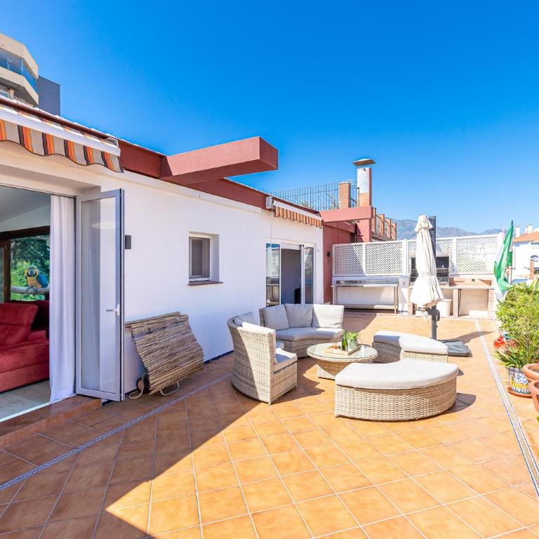 797 HOLIDAY RENTALS - Atico duplex en Fuengirola con espectacular terraza - Apartamento Dúplex - 12