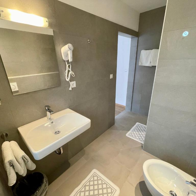 B&B Transit Rooms - Your Stopover, Free Parking - Camera Tripla Superior - 9
