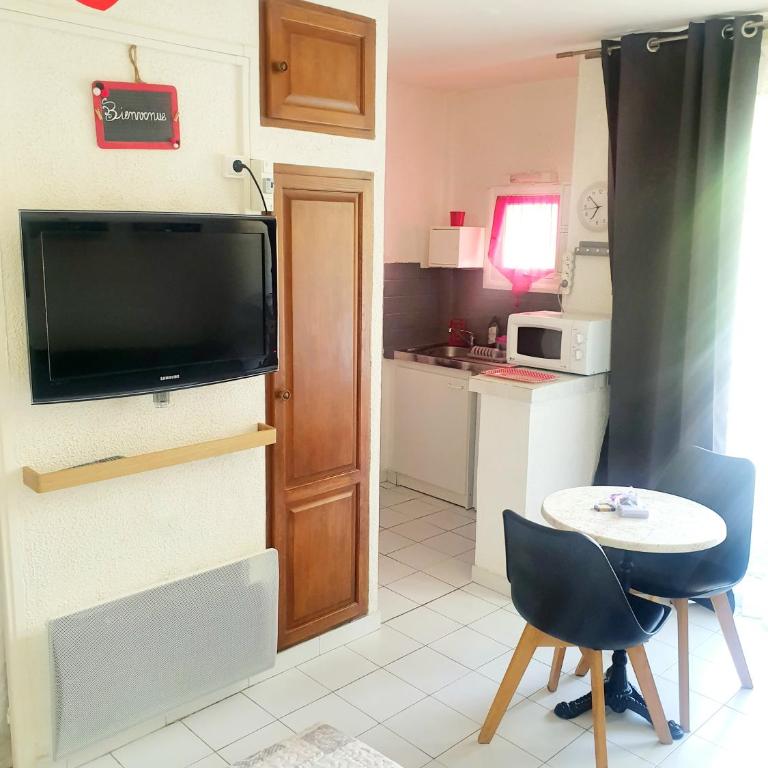 coquet Studio Classé Deux Étoiles, Balcon avec Table, et Wifi - Appartamento Monolocale - 4