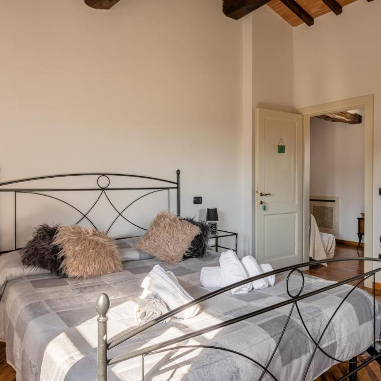 Casa Vecchia - Dimora Storica Toscana - Camera con letto matrimoniale grande piu' letto singolo - 8