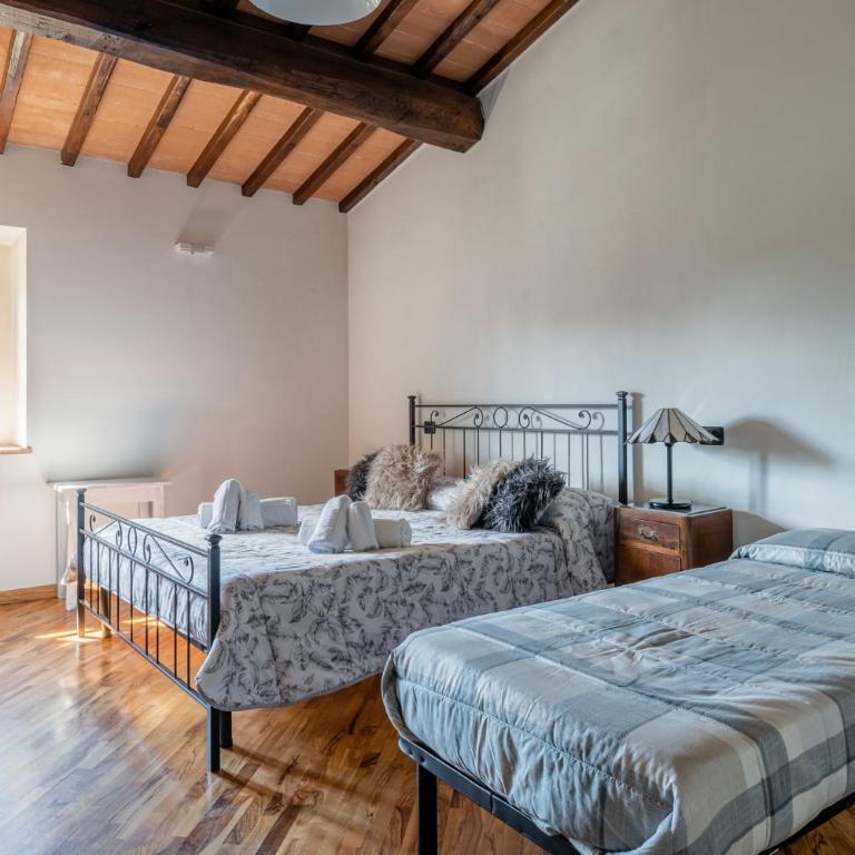 Casa Vecchia - Dimora Storica Toscana - Camera con letto matrimoniale grande piu' letto singolo con bagno privato - 2