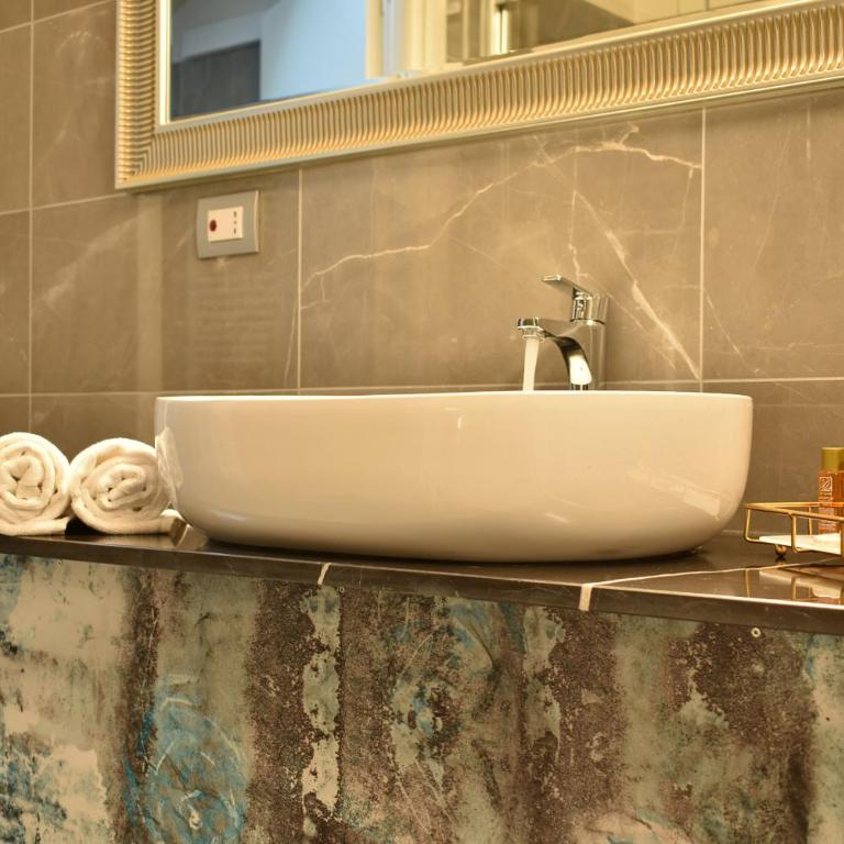 Welc-om Royal Garden luxury rooms - Camera Matrimoniale con Bagno Privato - 9