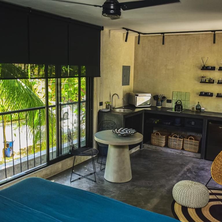 LOTE4 - LGBTQ Studios - Deluxe King Studio - 12