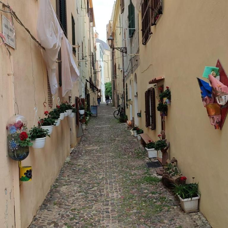 Alghero Centro Storico da Pino - Ampia Camera Matrimoniale/Doppia con Letti Singoli - 3