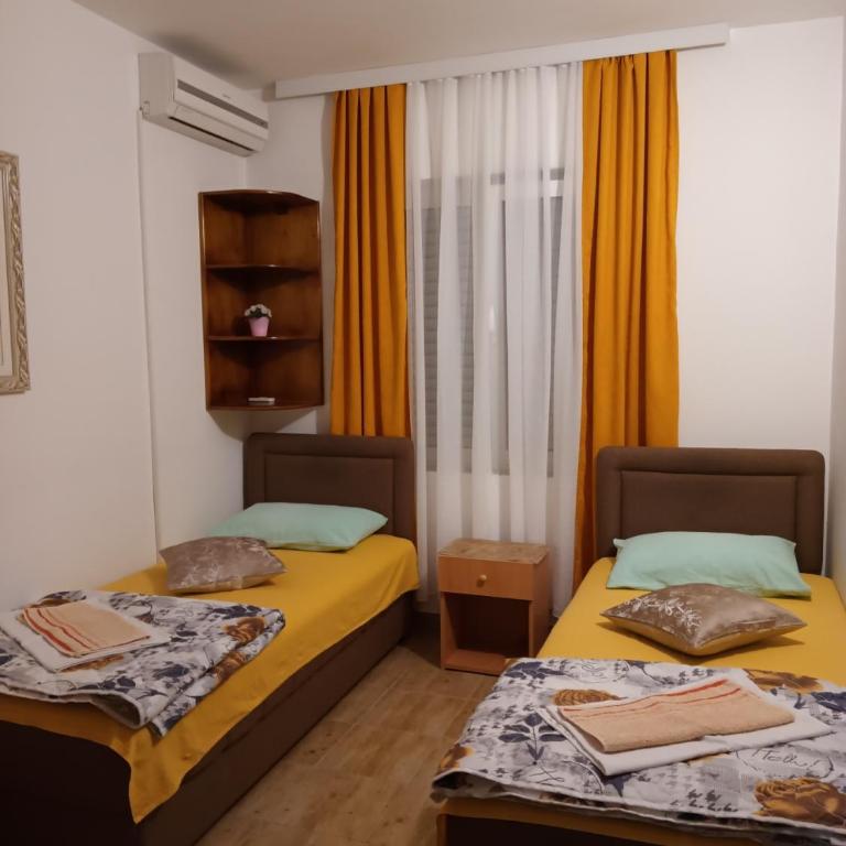 Sobe Nedović - Dvokrevetna Soba sa Zasebnim Krevetima i Zajedničkim Kupatilom - 9