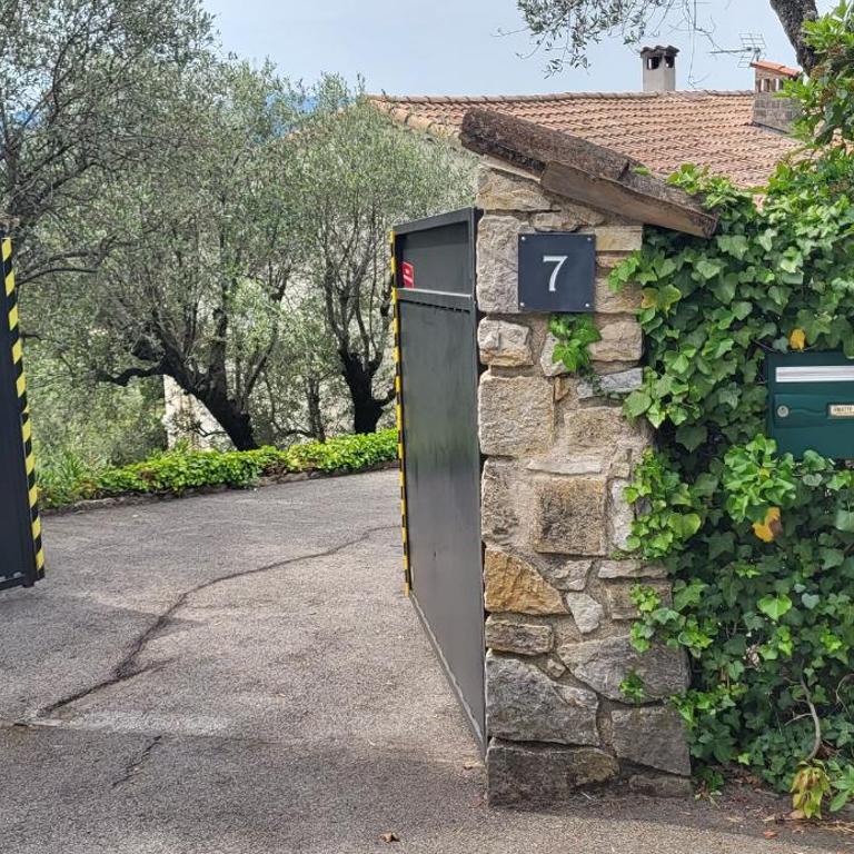 "La Colombe sous les Oliviers" Gîte jusqu'à 4 personnes - 75m2 - Sur Boooking - Rez de jardin Piscine Vue mer et lac - Casa Vacanze - 48