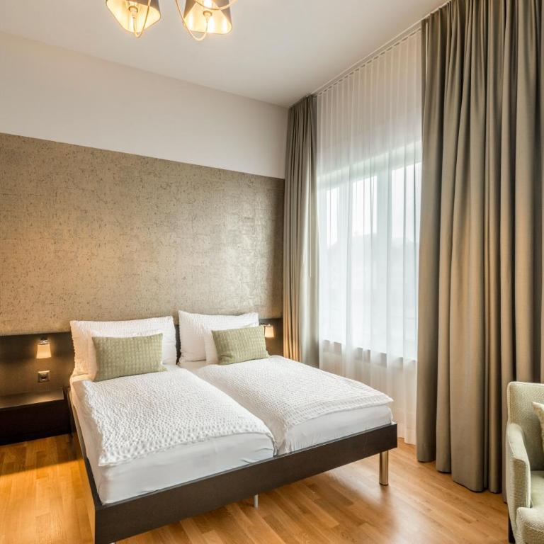 Boutique Hotel KARL - Superior Dreibettzimmer mit Fluss- und Bergblick - 3