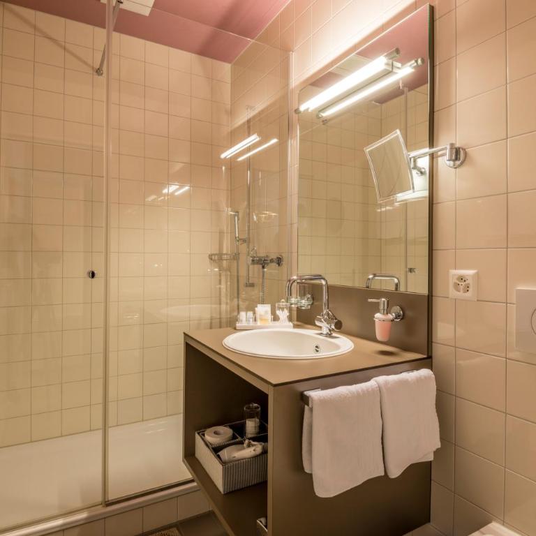 Boutique Hotel KARL - Superior Vierbettzimmer mit Balkon und Flussblick - 8