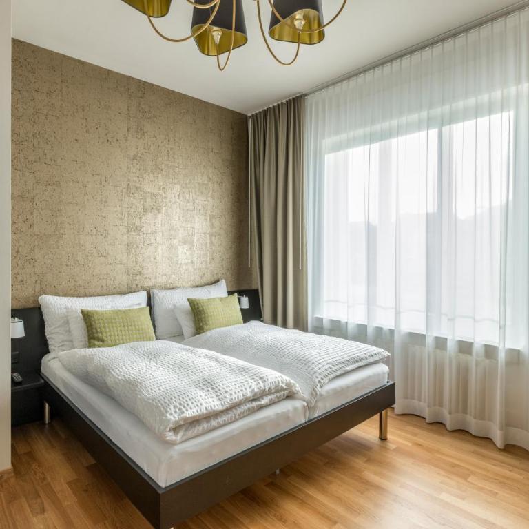 Boutique Hotel KARL - Superior Vierbettzimmer mit Balkon und Flussblick - 1