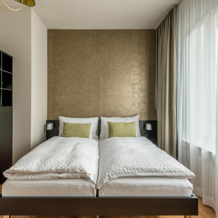 Boutique Hotel KARL - Superior Vierbettzimmer mit Balkon und Flussblick - 4